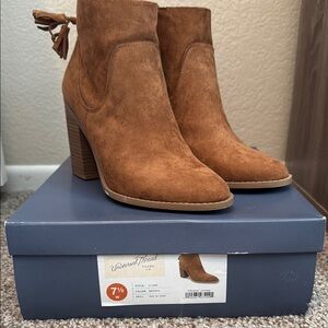 BRAND NEW - NO TAG - Universal Thread Women's Camel Ankle Booties